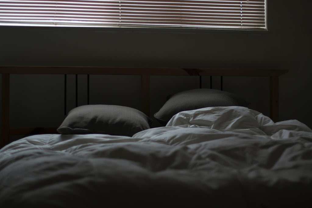 Ropa de cama, almohadas y sábanas simbolizando los distintos pasos de una limpieza de colchones