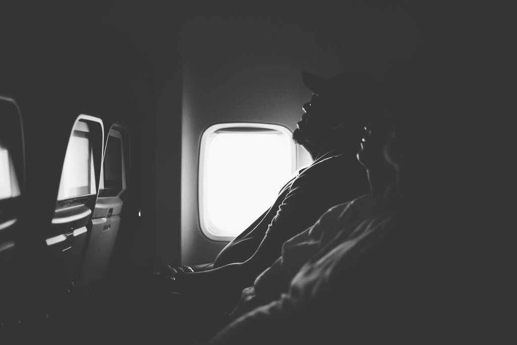 Persona en vuelo nocturno durmiendo gracias a la melatonina