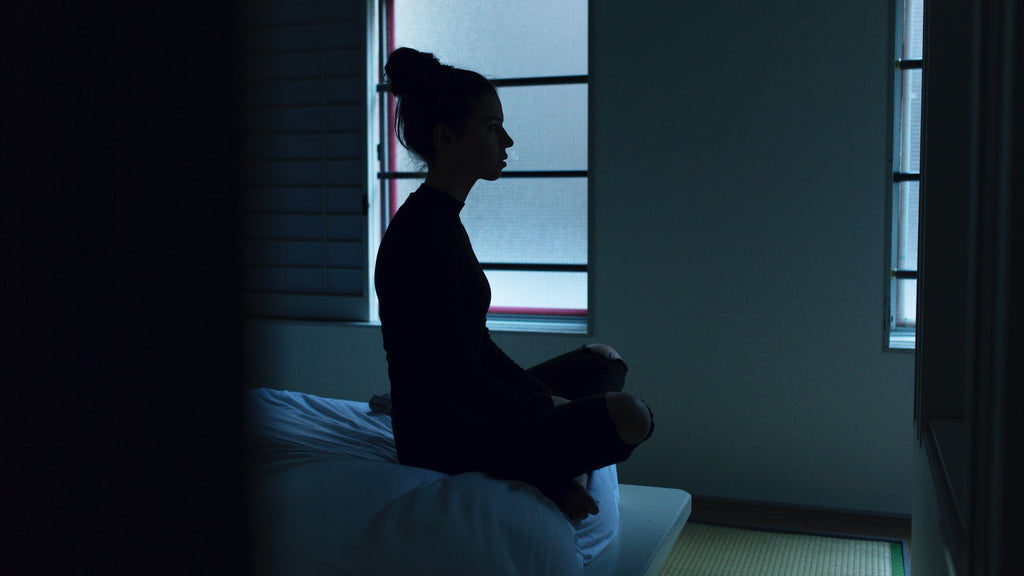 Mujer practicando yoga para evitar la parálisis del sueño