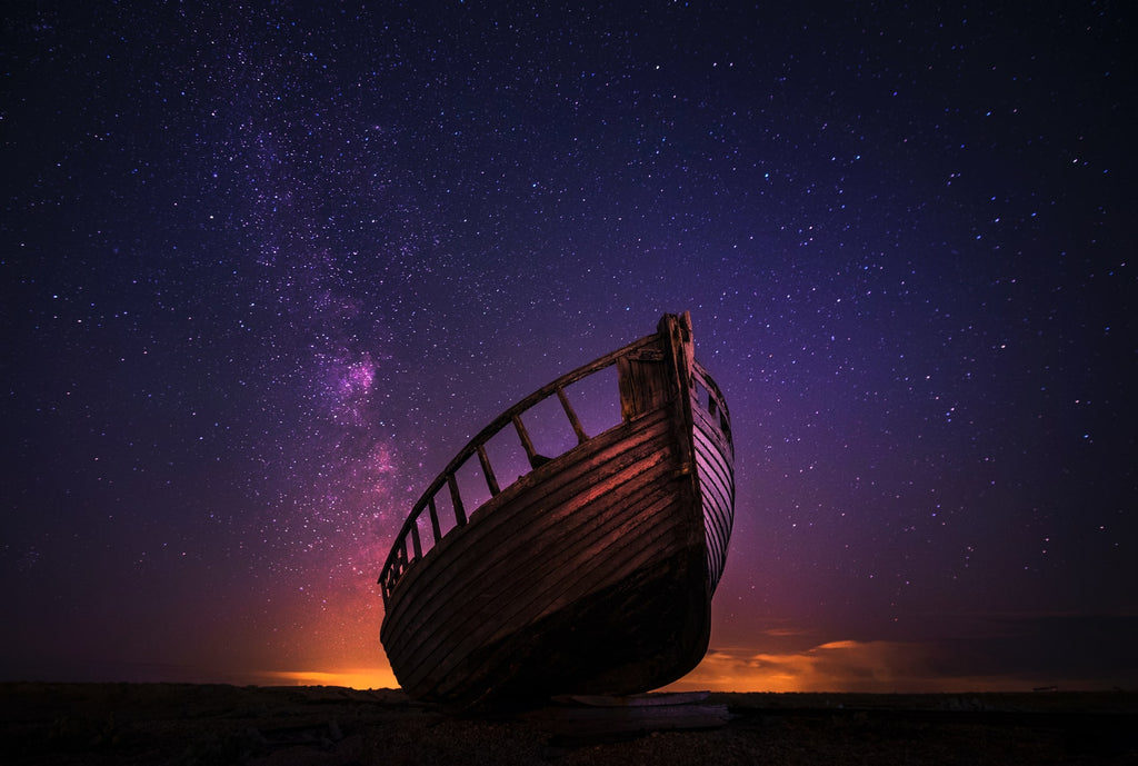 Representación de un sueño lúcido: barco navegando de noche en un entorno de fantasía