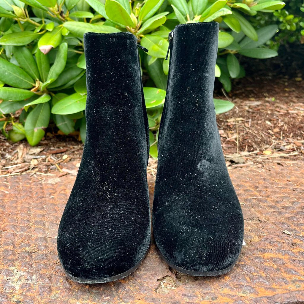 Louise Et Cie Vasca Almond Toe Booties - Size 5.5 – Chic Boutique  Consignments