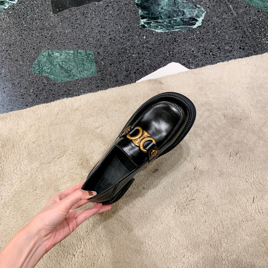 Product Image for Damen Elegante Leder Slipper mit dekorativen goldenen Akzenten WW, Schwarz / 39