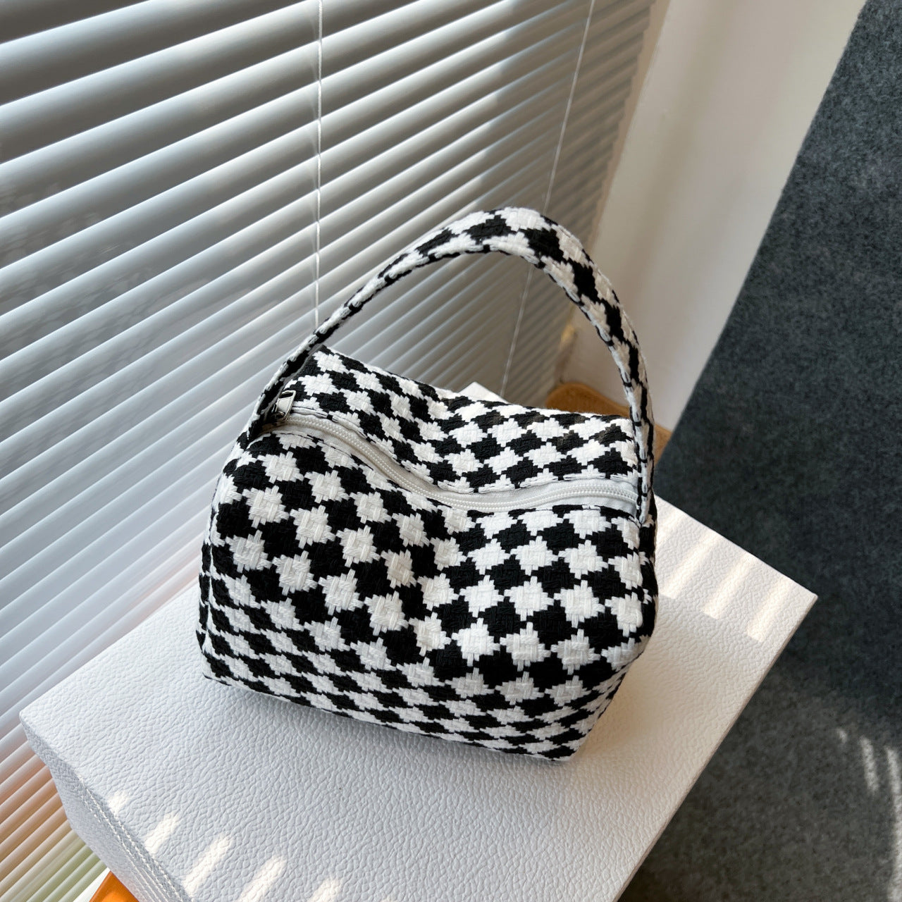 Product Image for Damen Umhängetasche im modernen Karomuster mit hochwertiger Textur und praktischem Reißverschluss WW