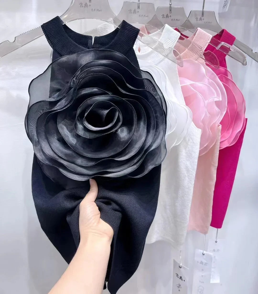 Product Image for WW | Sommer Neuankunft Strickmode Sexy Crop Tank Top Femme Schwarz Weiß 3D Blume Sexy Ohne Ärmel Gestricktes Top Schlanker Schnitt Haltertop, schwarz 