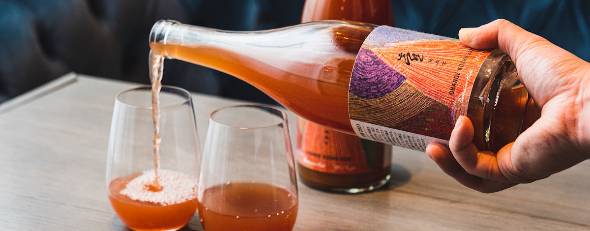 今まで経験してきたステンレスや樽でのワイン造りと全く違う、「呼吸する陶器の壺 」と、富士山を臨む大自然と、月の満ち欠けと共に誕生したオレンジワインは、新たな味わいを醸し出しています。