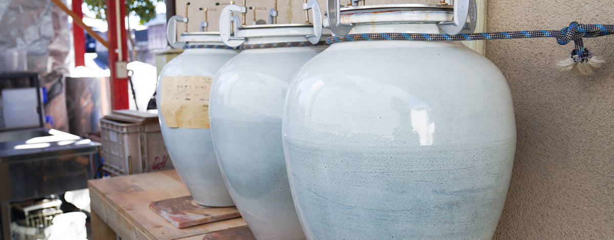 数量限定でwa-syuに登場！ドメーヌヒデと老舗窯元「嘉祥窯(かしょうがま)」がコラボレーション。日本で初めてワインを熟成させるために作られた「呼吸する陶器の壺」で醸造した、市場には出回らない特別なオレンジワイン