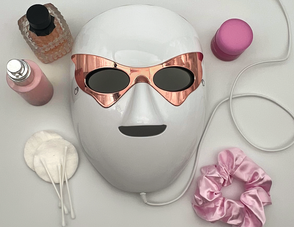 Silkemyk LED-maske. LED-maske er et apparat for LED-lysterapi til hjemmebruk. Best i test på silkemyk.no