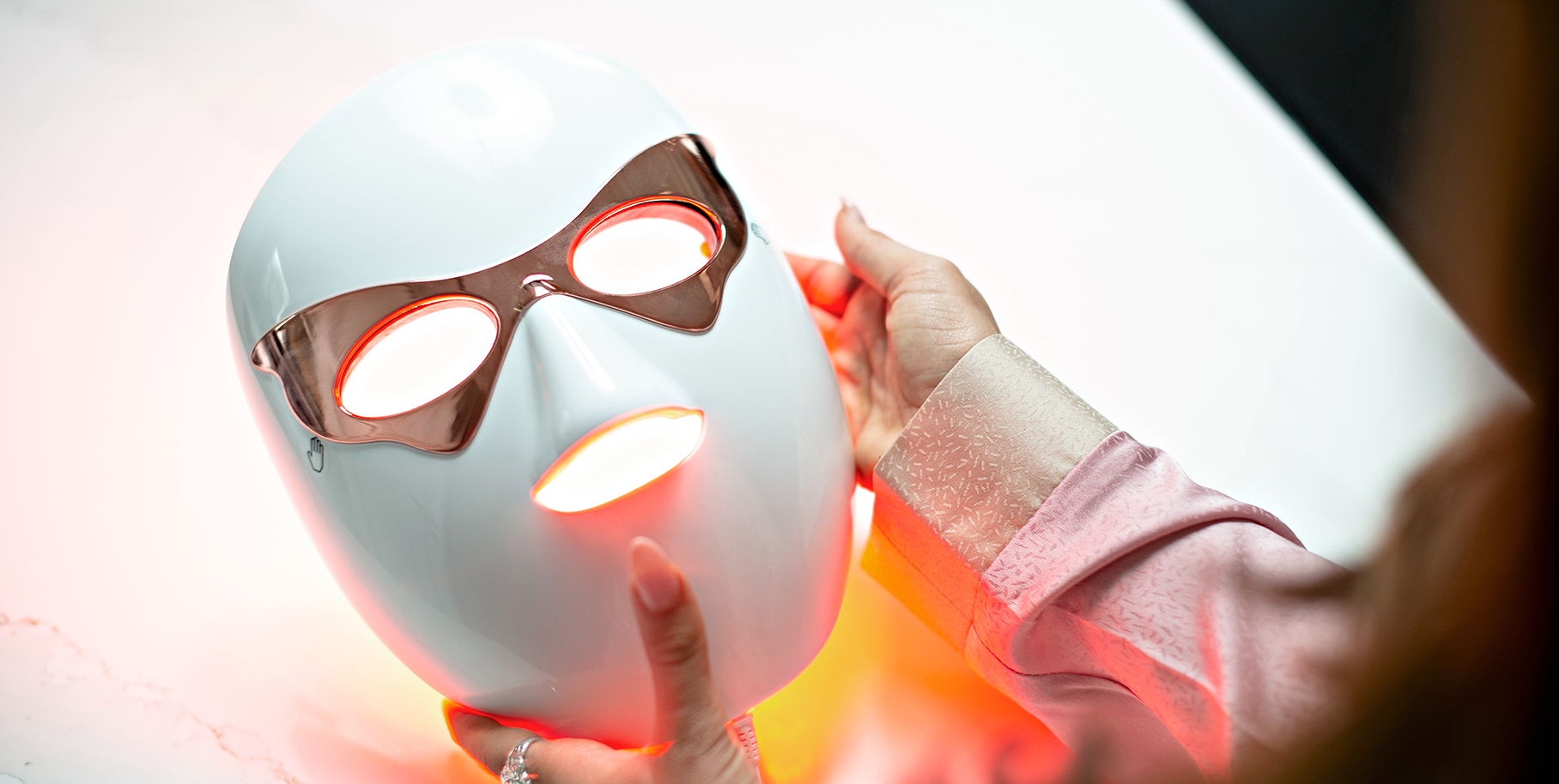 Sophie Elise Isachsen with Silkemyk's LED mask