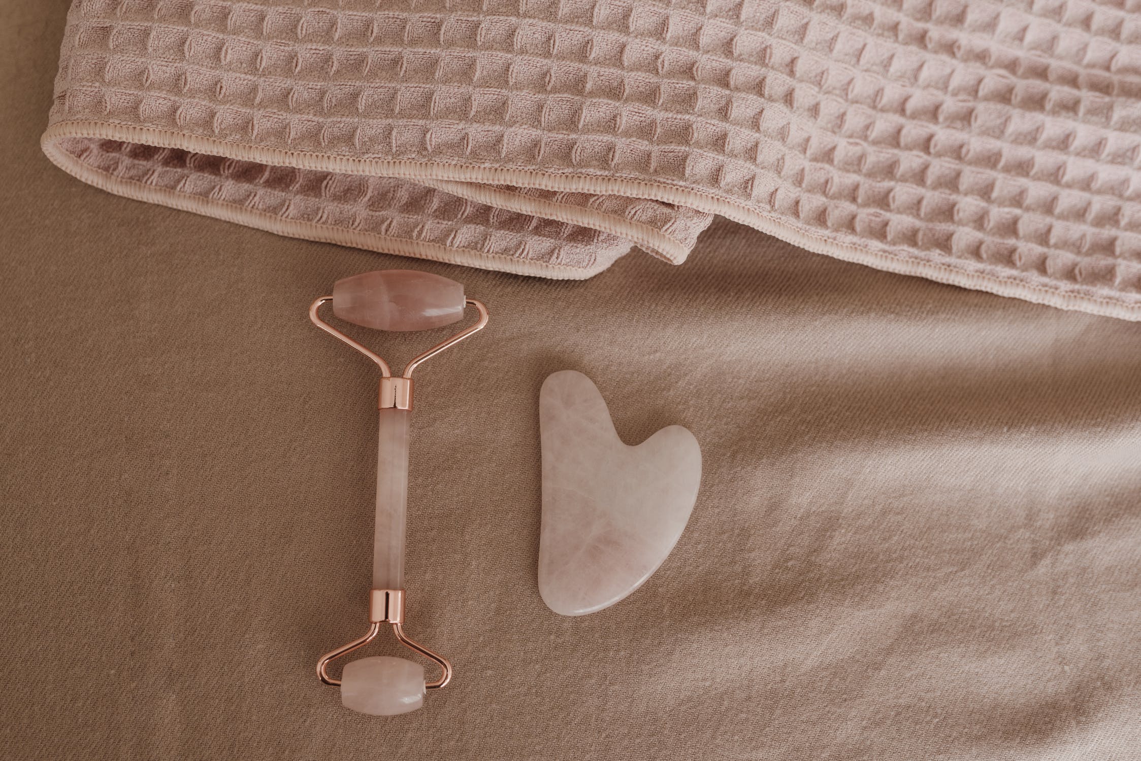 Gua Sha set in rose quartz from Silkemyk