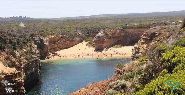 GREAT OCEAN ROAD VICTORIA, BEACH BETWEEN CLIFFS