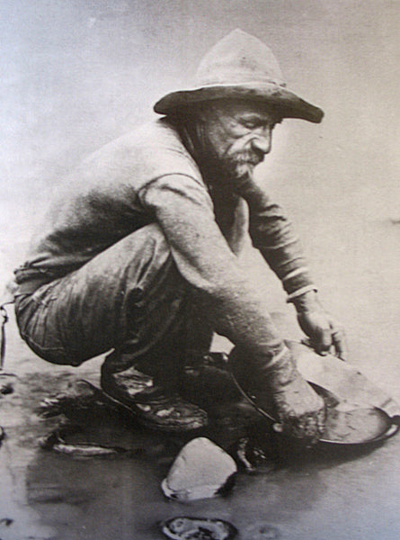 Gullgraver 1850 California -  A forty-niner peers into the slit of California’s American River. Photo: L. C. McClure, Public domain, via Wikimedia Commons https://commons.wikimedia.org/wiki/File:Gullgraver_1850_California.jpg
