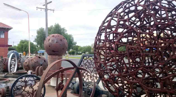 jimmy johnson metal sculptures wycheproof Yoyo-ologist Jimmy Johnson Outdoor Open Air Art Museum Metal welded scultpures geometirc designs large stone balls Wycheproof Victoria