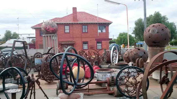 jimmy johnson metal sculptures wycheproof Yoyo-ologist Jimmy Johnson Outdoor Open Air Art Museum Metal welded scultpures geometirc designs large stone balls Wycheproof Victoria