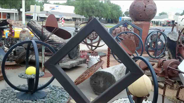 jimmy johnson metal sculptures wycheproof Yoyo-ologist Jimmy Johnson Outdoor Open Air Art Museum Metal welded scultpures geometirc designs large stone balls Whycheproof Victoria