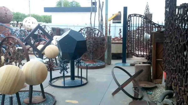 jimmy johnson metal sculptures wycheproof Yoyo-ologist Jimmy Johnson Outdoor Open Air Art Museum Metal welded scultpures geometirc designs large stone balls Wycheproof Victoria