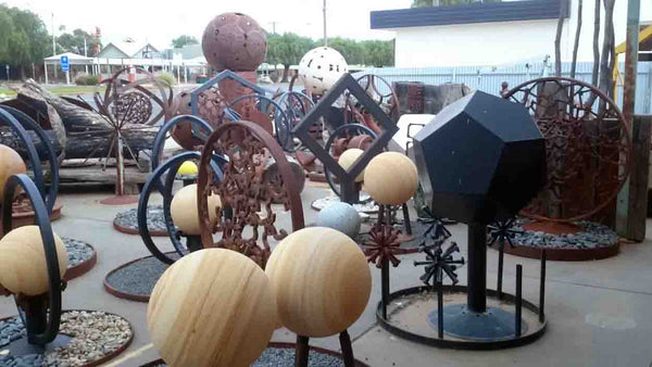 jimmy johnson metal sculptures wycheproof Yoyo-ologist Jimmy Johnson Outdoor Open Air Art Museum Metal welded scultpures geometirc designs large stone balls Whycheproof Victoria
