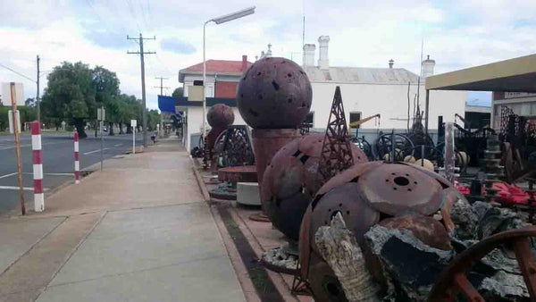 jimmy johnson metal sculptures wycheproof Yoyo-ologist Jimmy Johnson Outdoor Open Air Art Museum Metal welded scultpures geometirc designs large stone balls Wycheproof Victoria