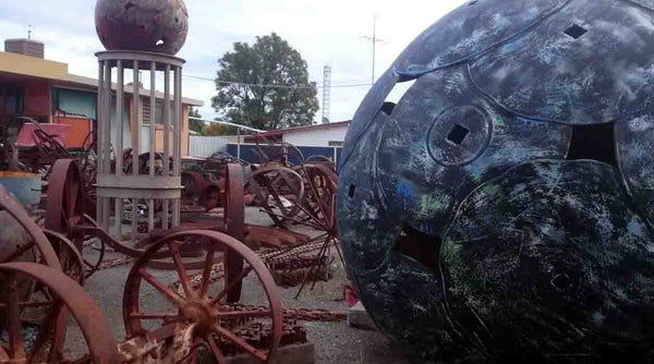 jimmy johnson metal sculptures wycheproof Yoyo-ologist Jimmy Johnson Outdoor Open Air Art Museum Metal welded sculptures geometric designs large stone balls Wycheproof Victoria