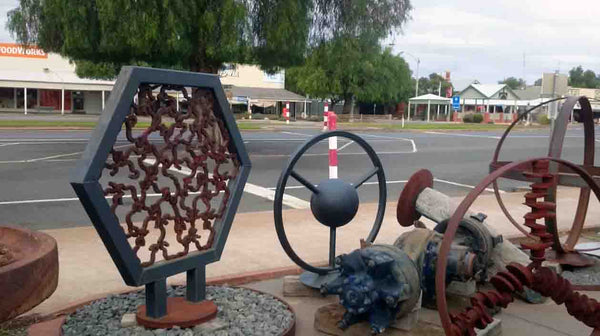 jimmy johnson metal sculptures wycheproof Yoyo-ologist Jimmy Johnson Outdoor Open Air Art Museum Metal welded sculptures geometric designs large stone balls Wycheproof Victoria