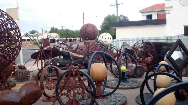 jimmy johnson metal sculptures wycheproof Yoyo-ologist Jimmy Johnson Outdoor Open Air Art Museum Metal welded scultpures geometirc designs large stone balls Wycheproof Victoria