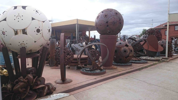 jimmy johnson metal sculptures wycheproof Yoyo-ologist Jimmy Johnson Outdoor Open Air Art Museum Metal welded sculptures geometric designs large stone balls Wycheproof Victoria