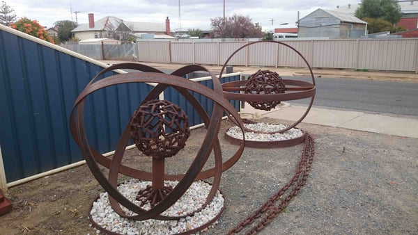 jimmy johnson metal sculptures wycheproof Yoyo-ologist Jimmy Johnson Outdoor Open Air Art Museum Metal welded scultpures geometirc designs large stone balls Whycheproof Victoria