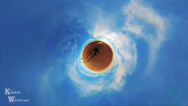 ONE TOWN AT A TIME EP 4 SCREENSHOT 1 - QLD OUTBACK SUNSET LITTLE PLANET A, RED EARTH SAND DEAD TREE IN SUNSET BARCALDINE