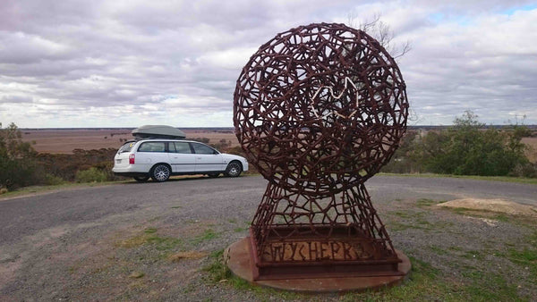 jimmy johnson metal sculptures wycheproof Yoyo-ologist Jimmy Johnson Outdoor Open Air Art Museum Metal welded scultpures geometirc designs large stone balls Whycheproof Victoria