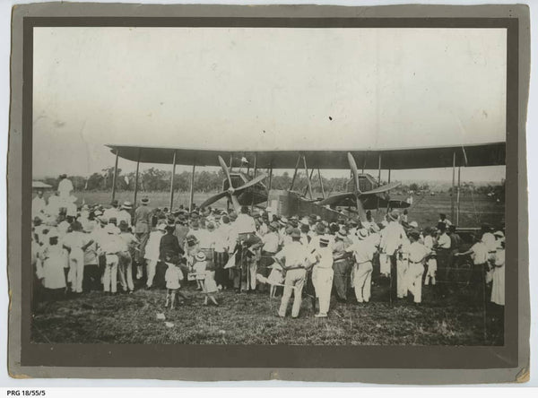 https://www.catalog.slsa.sa.gov.au:443/record=b3199345~S1  Spectators gathered at Fannie Bay airfield in Darwin to view the arrival of the Vickers Vimy and crew, 10 December 1919.