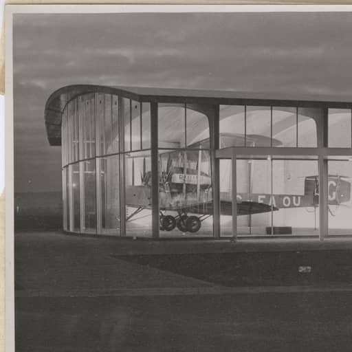 Vickers Vimy at Adelaide Airport https://www.catalog.slsa.sa.gov.au:443/record=b3199330~S1