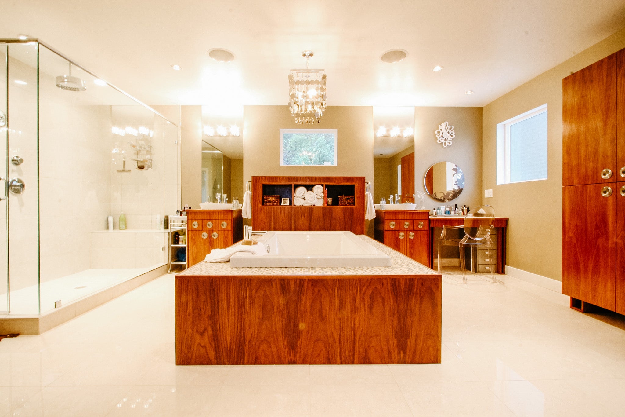 Modern bathroom in Victoria BC.