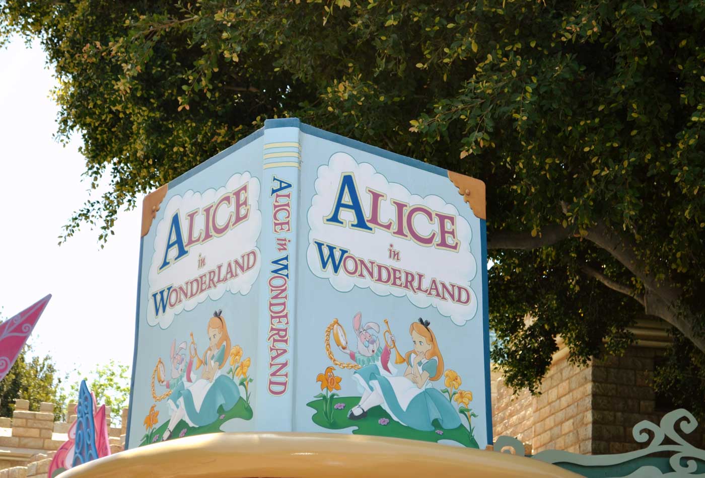 zeigt ein Bild eines Alice im Wunderland-Buches