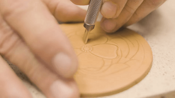 leather carving: cutting the lines