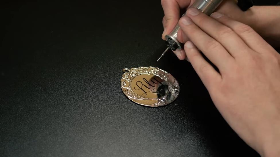 engrave metal with a rotary tool
