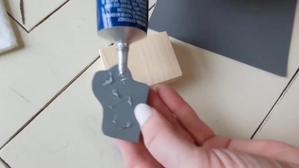 mount the rubber sheet to the wood block