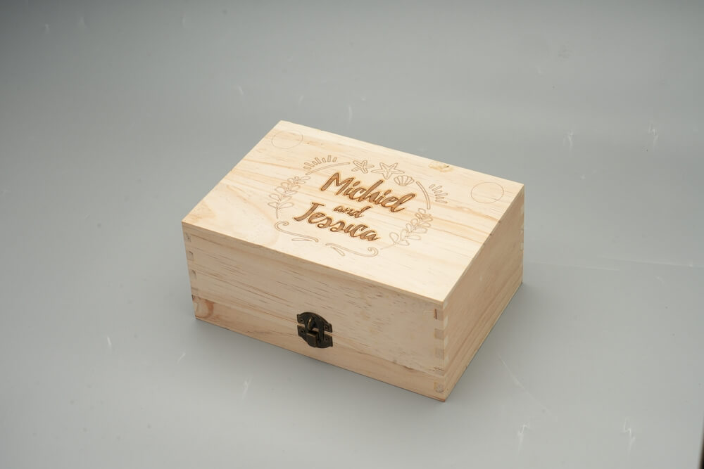 wood engraving ideas: engraved wooen boxes