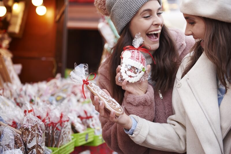 two-women-buying-ginger-breads-christmas-market (1).jpg__PID:afcddba3-abea-48bb-b433-89571ffabf95