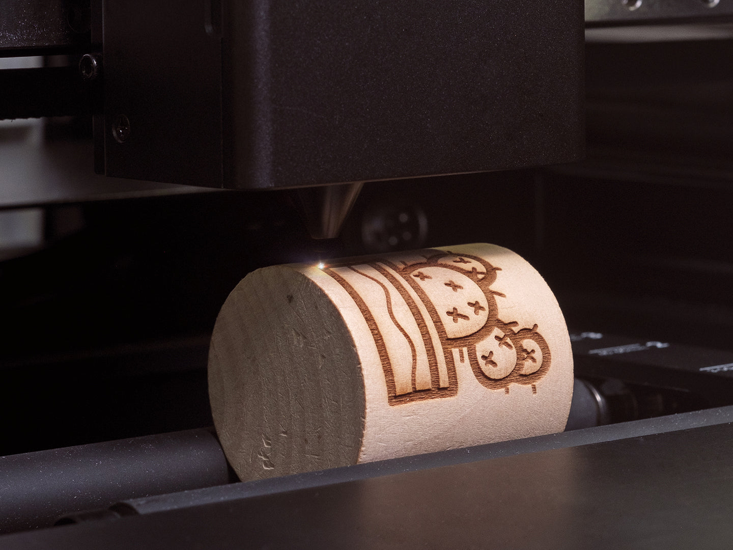 Laser Engraver with Rotary Attachment : Cylinder Engraving - xTool