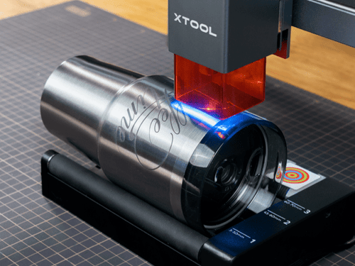 xTool D1 can engrave cylindrical objects