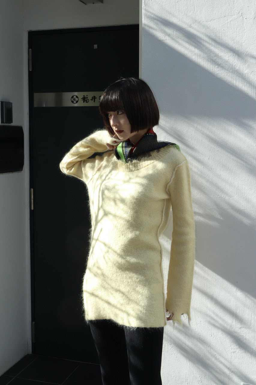 PERVERZEの22awのMohair & Wool Damaged Knit Sweaterの着用画像