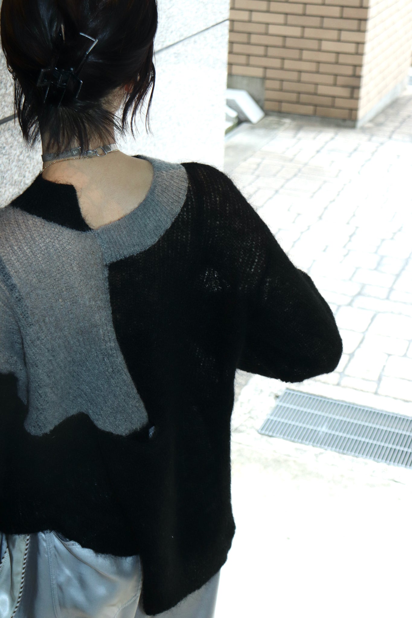 SODUK's 23SS Twisted Panel Mohair Top BLK wearing image