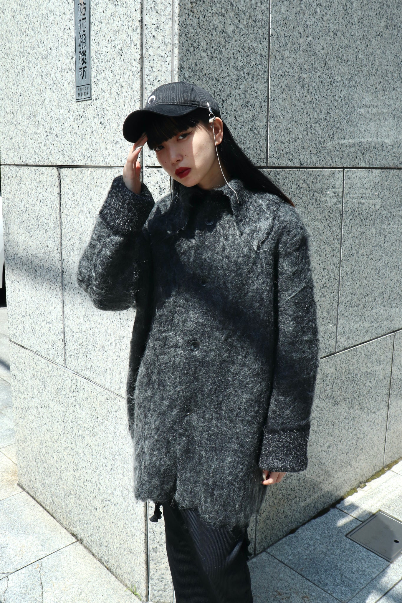 PERVERZEの22AWのTeddy Knit CoatのGryの着用画像