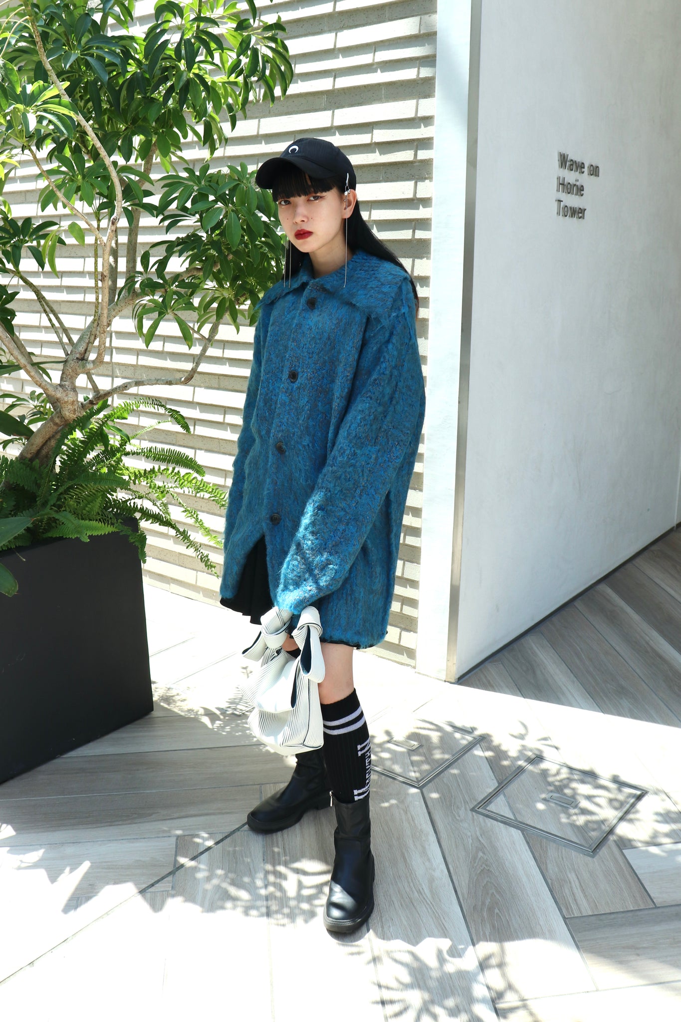 PERVERZEの22AWのTeddy Knit CoatのBlueの着用画像