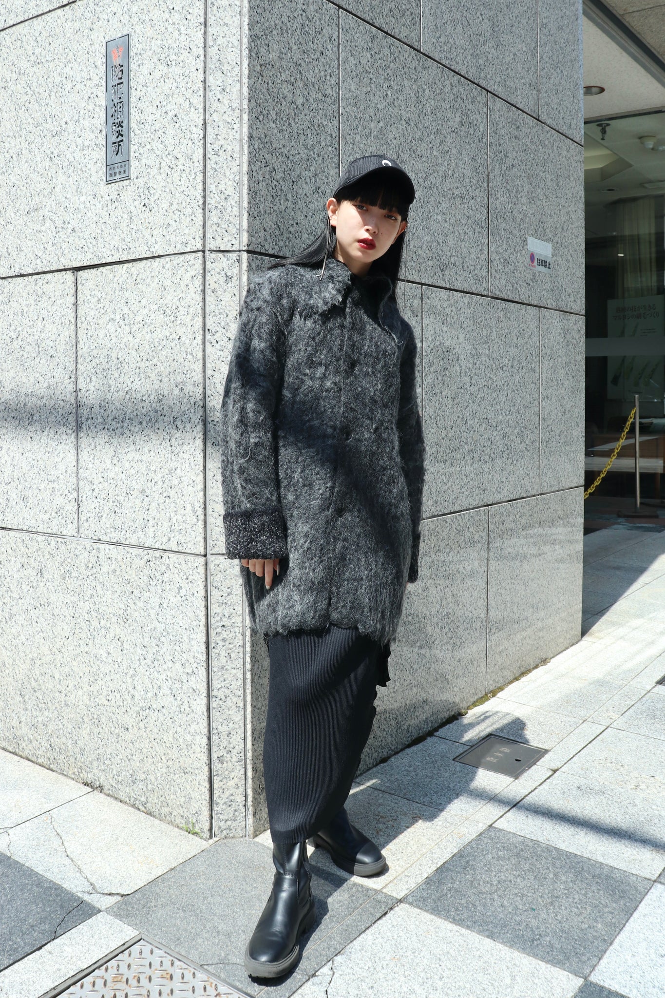 PERVERZEの22AWのTeddy Knit CoatのGryの着用画像