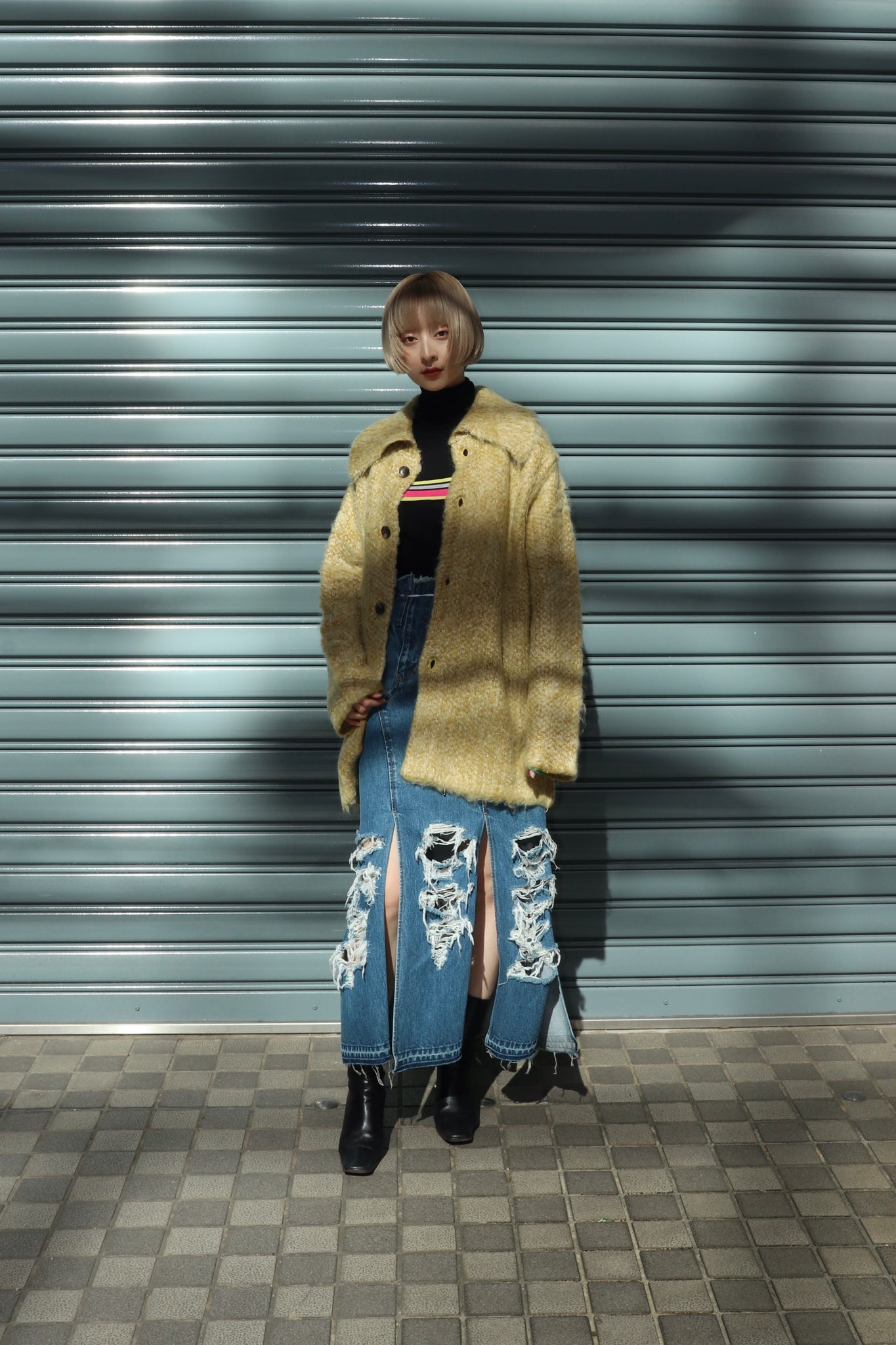 PERVERZEの22AWのTeddy Knit CoatのCreamの着用画像