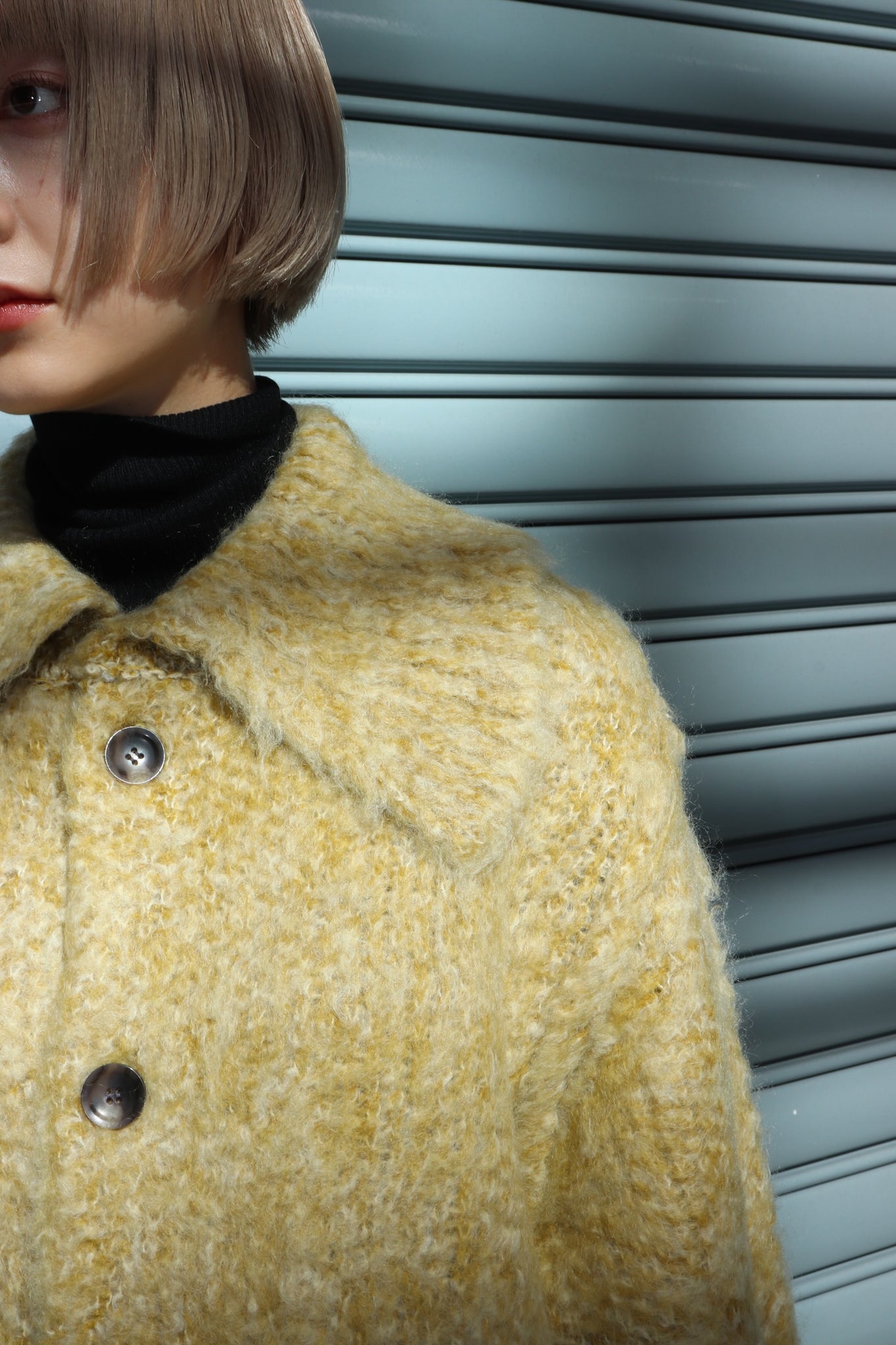 PERVERZEの22AWのTeddy Knit CoatのCreamの着用画像