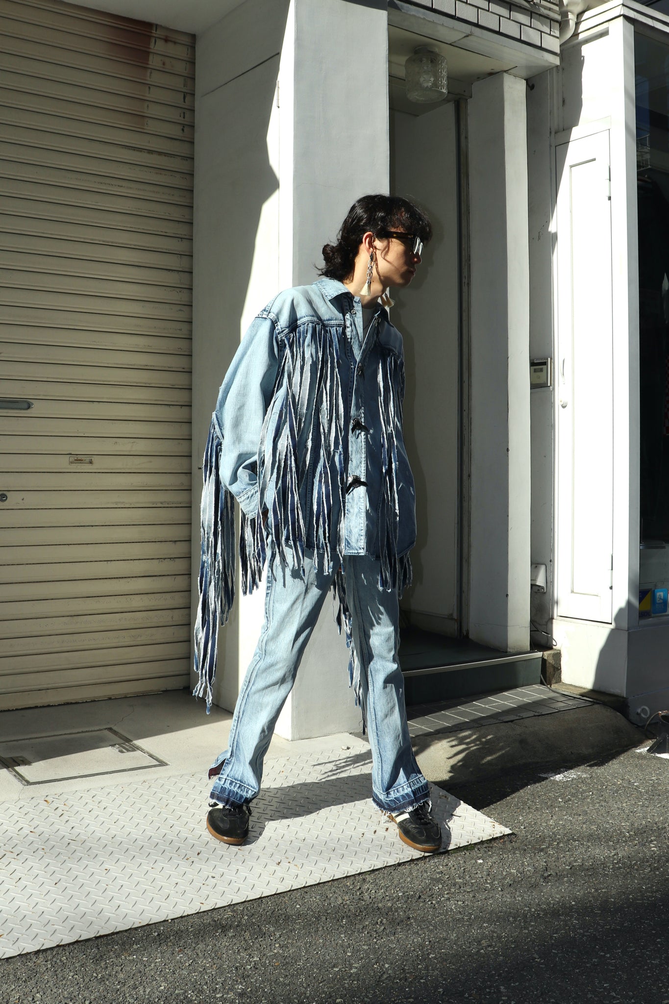 Wearing image of XS of BLK of DENIM PANTS 2 of TOGA's 23SS