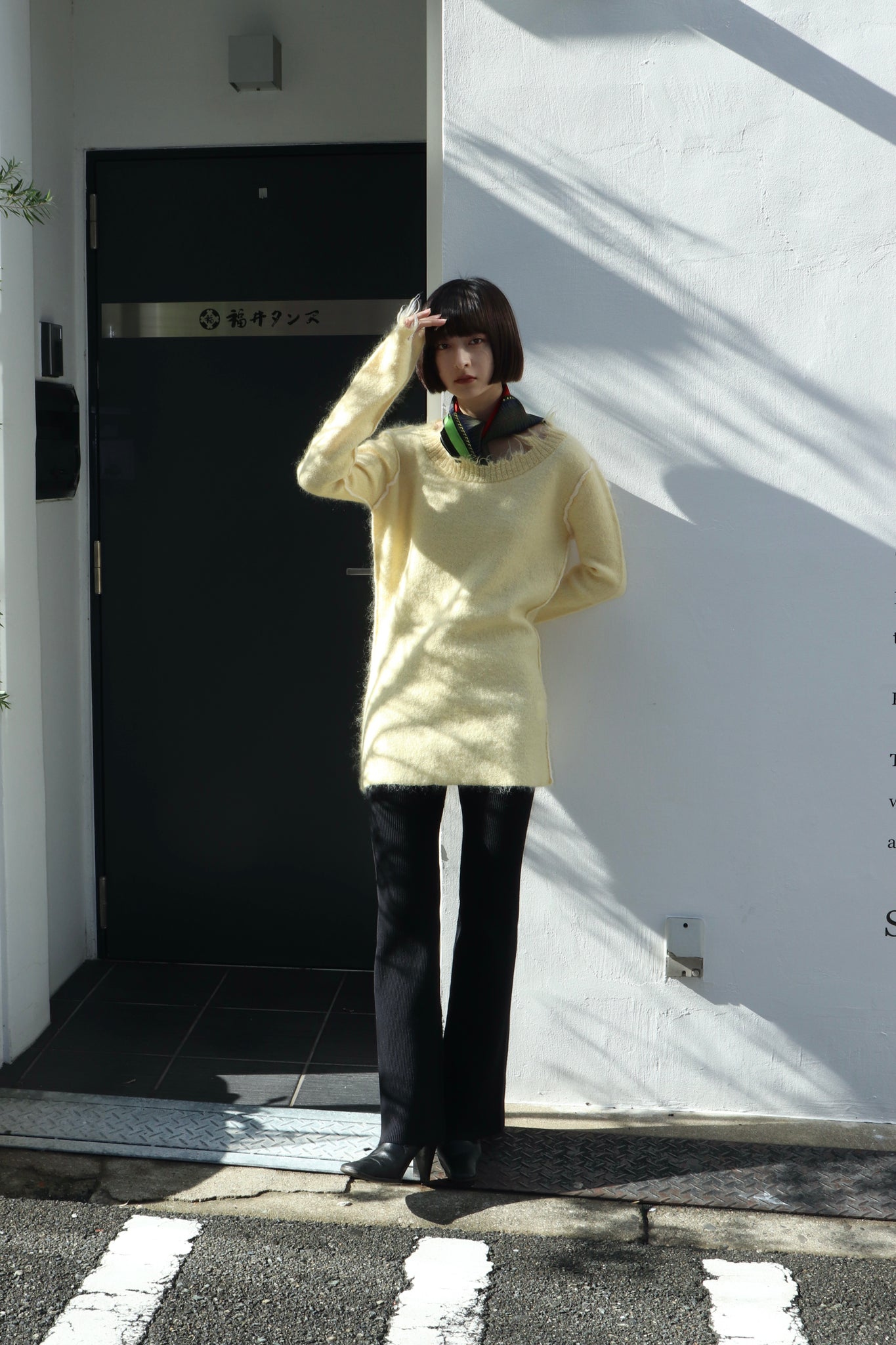 PERVERZEの22awのMohair & Wool Damaged Knit Sweaterの着用画像