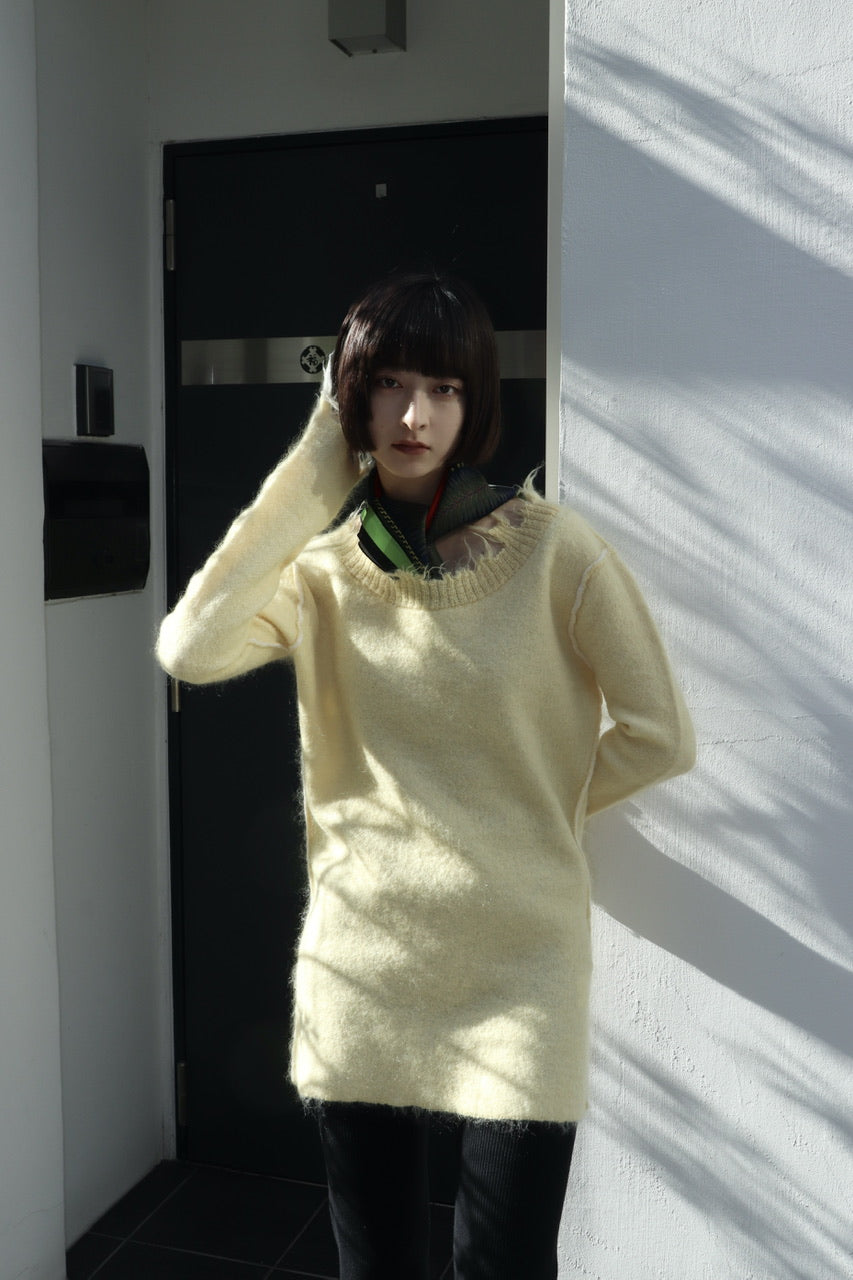 PERVERZEの22awのMohair & Wool Damaged Knit Sweaterの着用画像