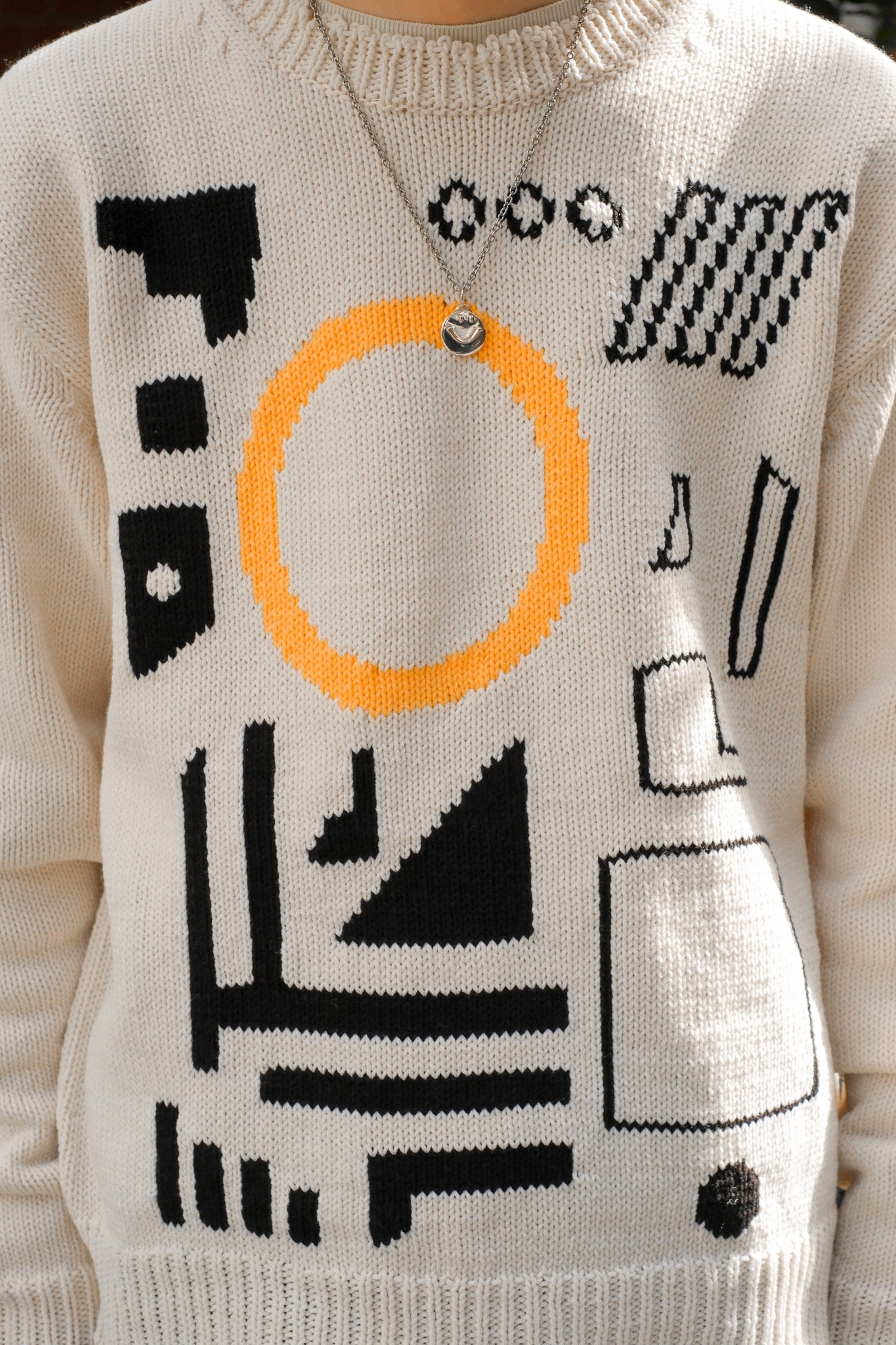 soeの22ssのIntarsia Sweater “Memphis"の着用画像